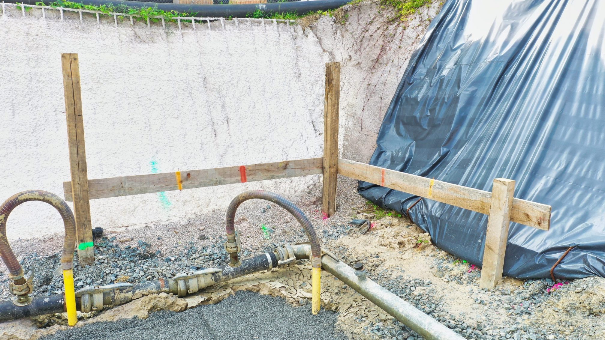 Hier sieht man die farbigen Markierungen.
Das hellere Orange zeigt die Gebäudekante.
Das dunklere Orange wurde für die Wasserhaltung verwendet.